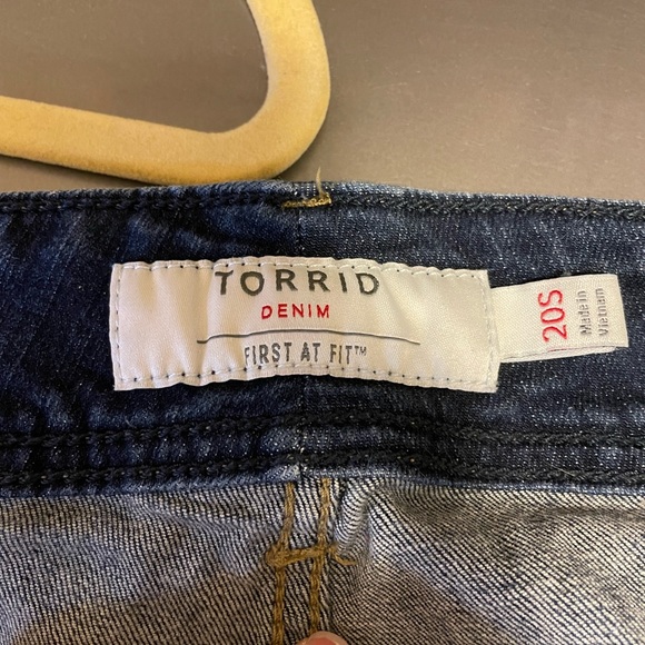 SOLD Torrid Mid/Dark Wash Mid Rise Denim Jeans Flare 20 Short - Picture 3 of 4